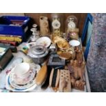 A MIXED GROUP OF ASSORTED ITEMS, SILVER PLATED TEAPOT ETC