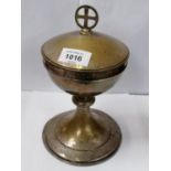 A UNUSUAL HOLY COMMUNION DRINKING CUP WITH HALLMARKED SILVER BODY AND BRASS TOP AND BOTTOM