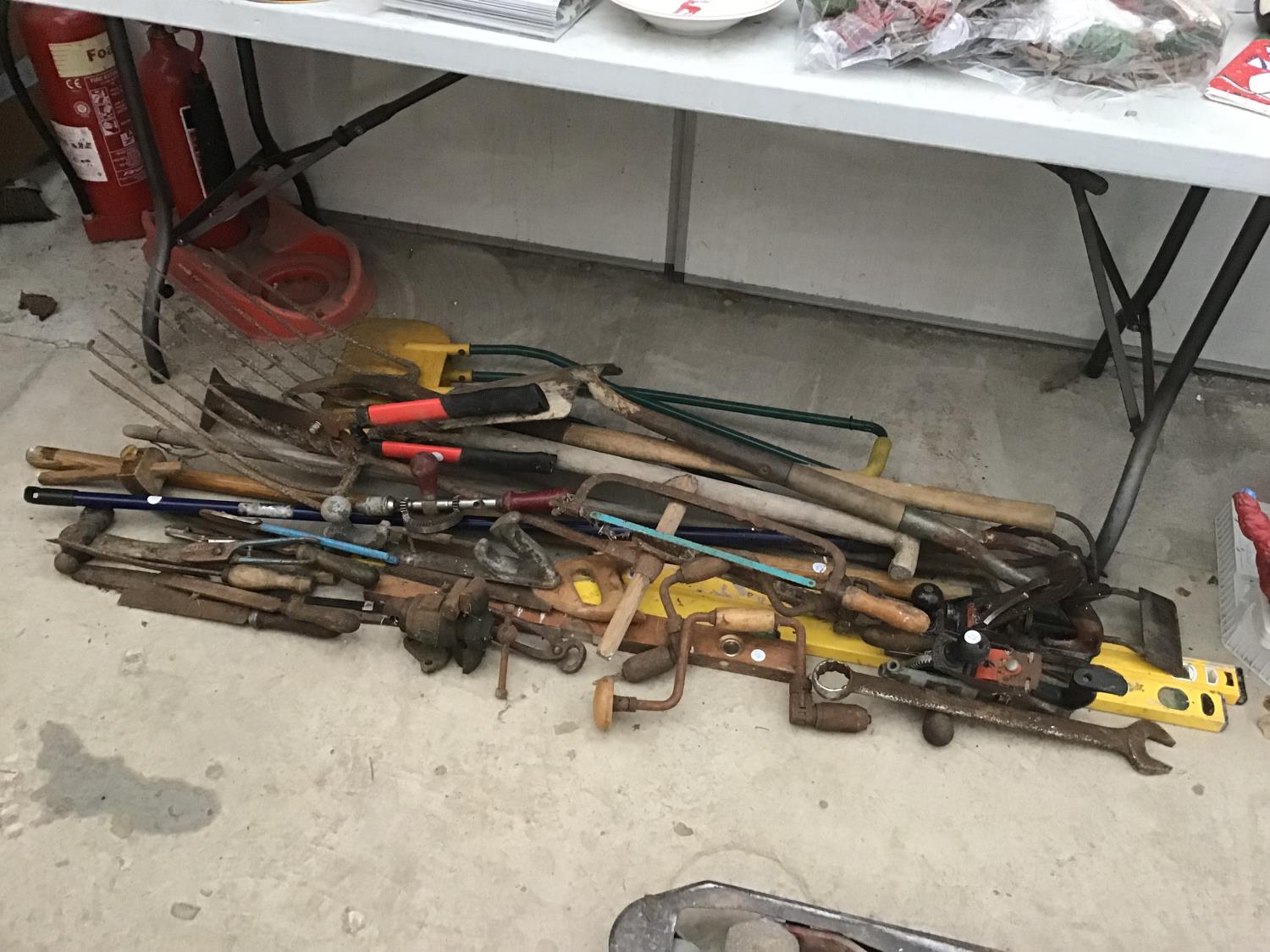 A LARGE COLLECTION OF GARDEN TOOLS, SPIRIT LEVELS, VICE, CHISELS, AND FURTHER VINTAGE TOOLS