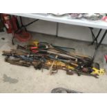 A LARGE COLLECTION OF GARDEN TOOLS, SPIRIT LEVELS, VICE, CHISELS, AND FURTHER VINTAGE TOOLS