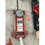 A TASK MASTER 2250KG HYDRAULIC GARAGE JACK IN WORKING ORDER