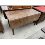 A MAHOGANY DROP LEAF PEMBROKE TABLE ON TAPERED SUPPORTS AND CASTERS WITH SINGLE DRAWER