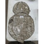 A MID TO LATE 17TH / EARLY 18TH CENTURY LEAD COAT OF ARMS