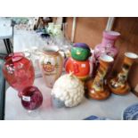 A COLLECITON OF ITEMS TO INCLUDE CRANBERRY GLASS ETC