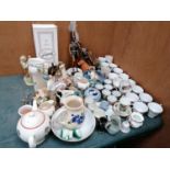 A MIXED COLLECTION OF ASSORTED CERAMICS