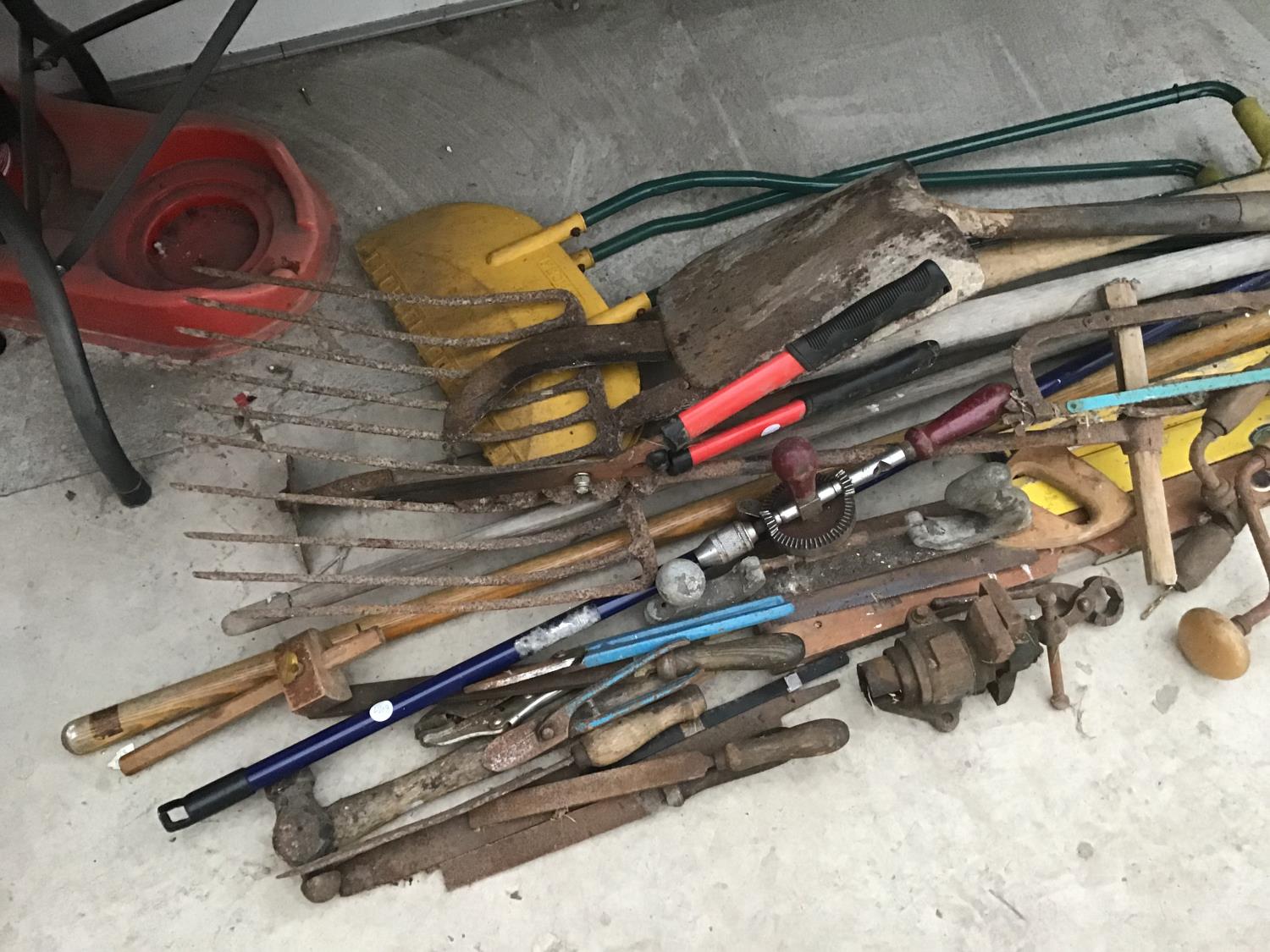 A LARGE COLLECTION OF GARDEN TOOLS, SPIRIT LEVELS, VICE, CHISELS, AND FURTHER VINTAGE TOOLS - Image 3 of 4