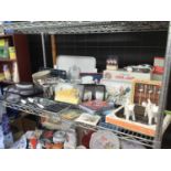 A QUANTITY OF KITCHEN RELATED ITEMS TO INCLUDE, MATS, FLATWARE, NAPKINS, BOWLS, TRAYS, 24 PIECE