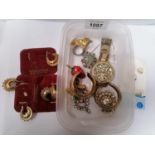 A MIXED LOT OF COSTUME JEWELLERY - HALLMARKED SILVER GILT HOOP EARRINGS, BROOCHES ETC