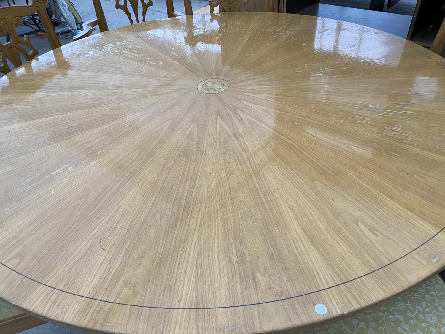 A LARGE HEAVY CIRCULAR OAK DINING TABLE - Image 3 of 9