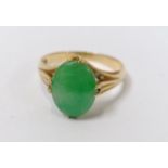 A LADIES 18CT YELLOW GOLD ORIENTAL JADE STONE RING, WEIGHT 3.8G