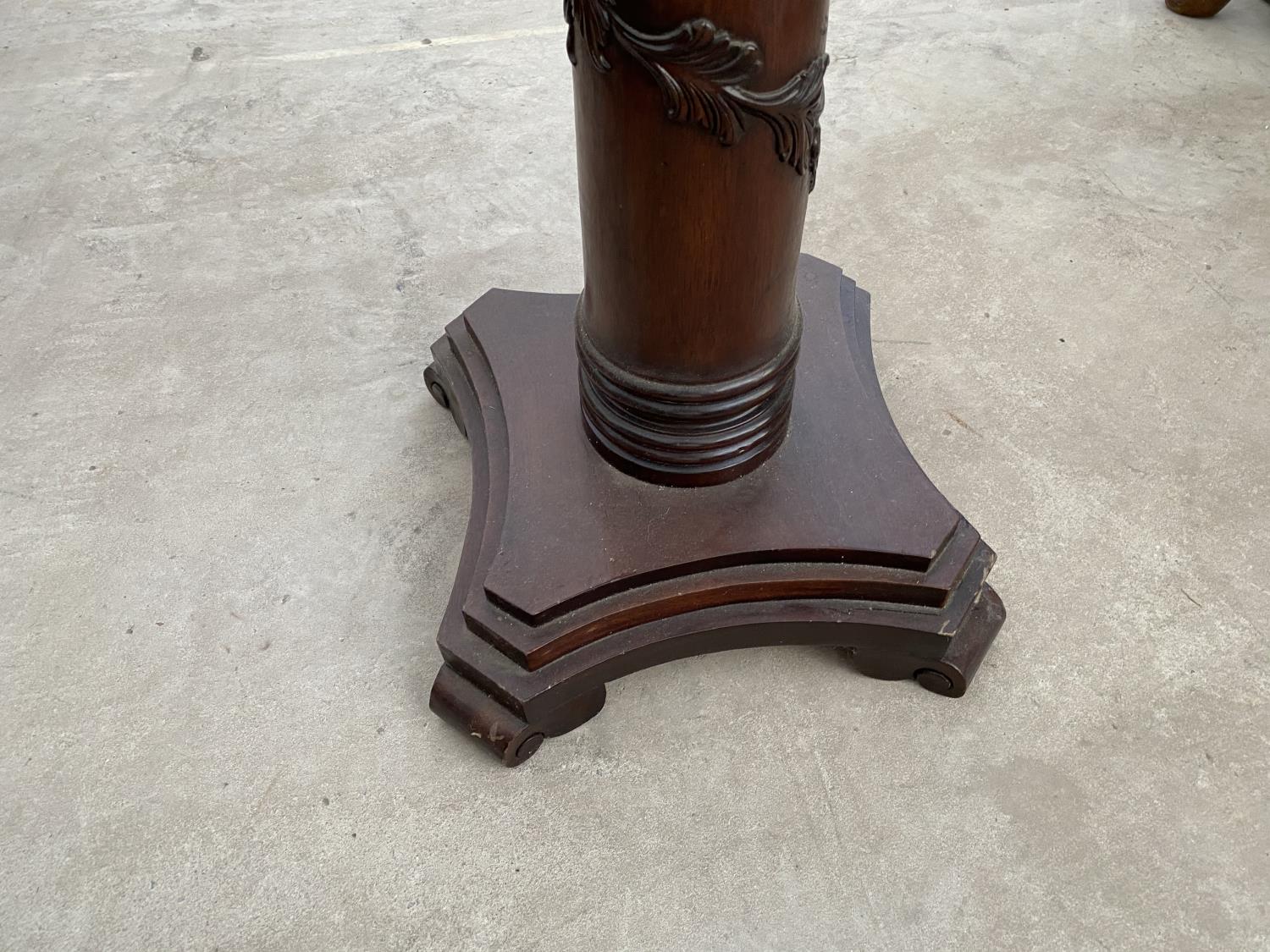 A MAHOGANY TORCHERE ON CENTRE ACANTHUS LEAF DECORATED COLUMN AND PEDESTAL BASE - Image 4 of 4