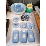 A GROUP OF ITEMS TO INCLUDE WEDGWOOD JASPERWARE ETC