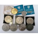 A MIXED LOT OF COMMEMORATIVE COINS, CROWNS ETC