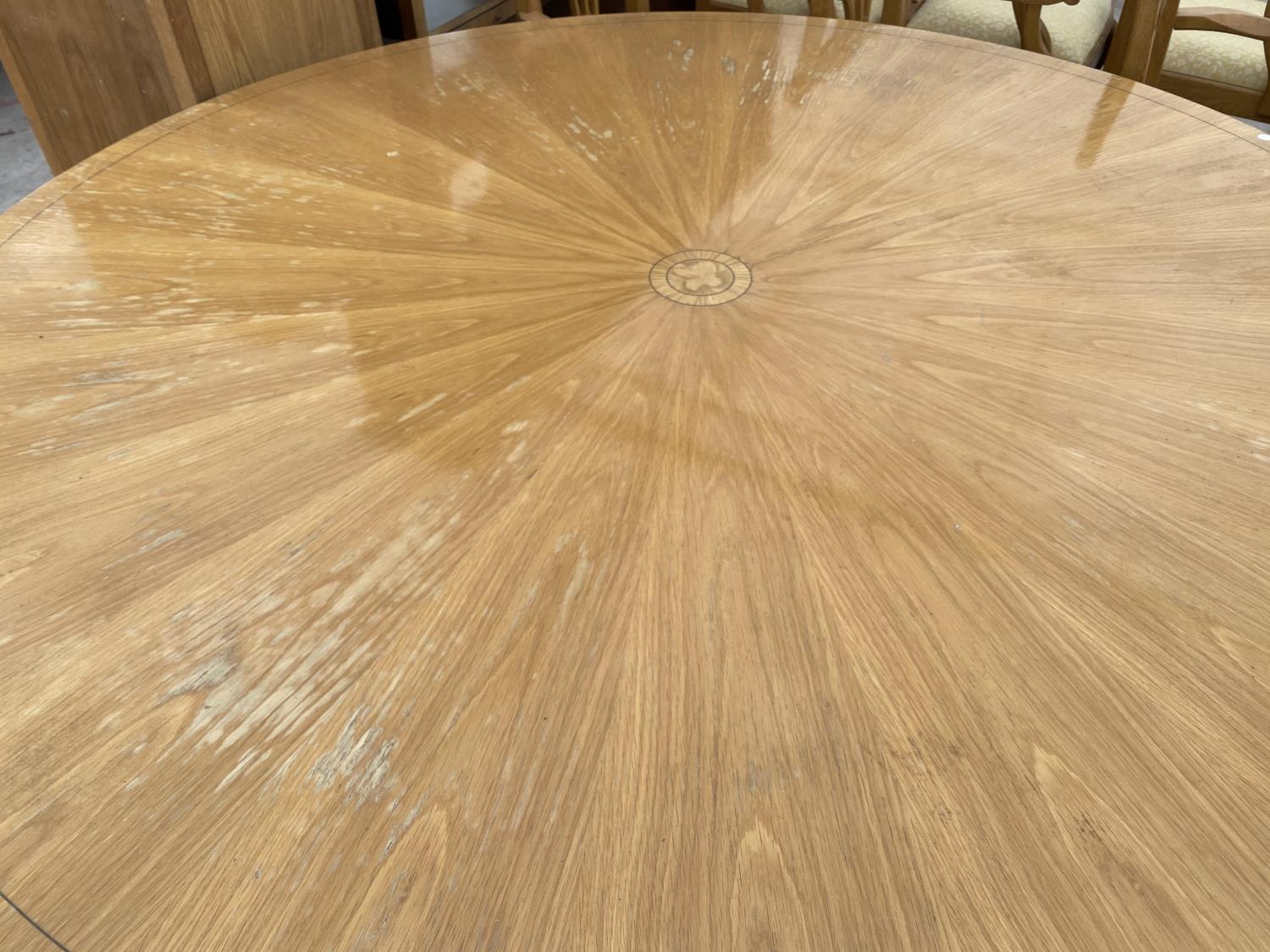 A LARGE HEAVY CIRCULAR OAK DINING TABLE - Image 8 of 9