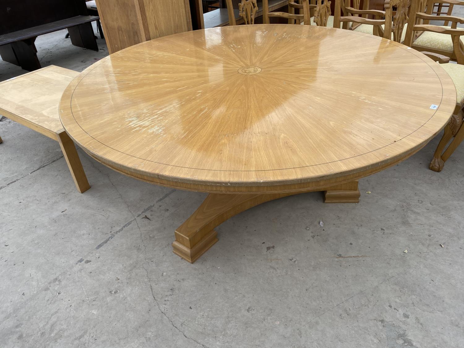 A LARGE HEAVY CIRCULAR OAK DINING TABLE - Image 2 of 9