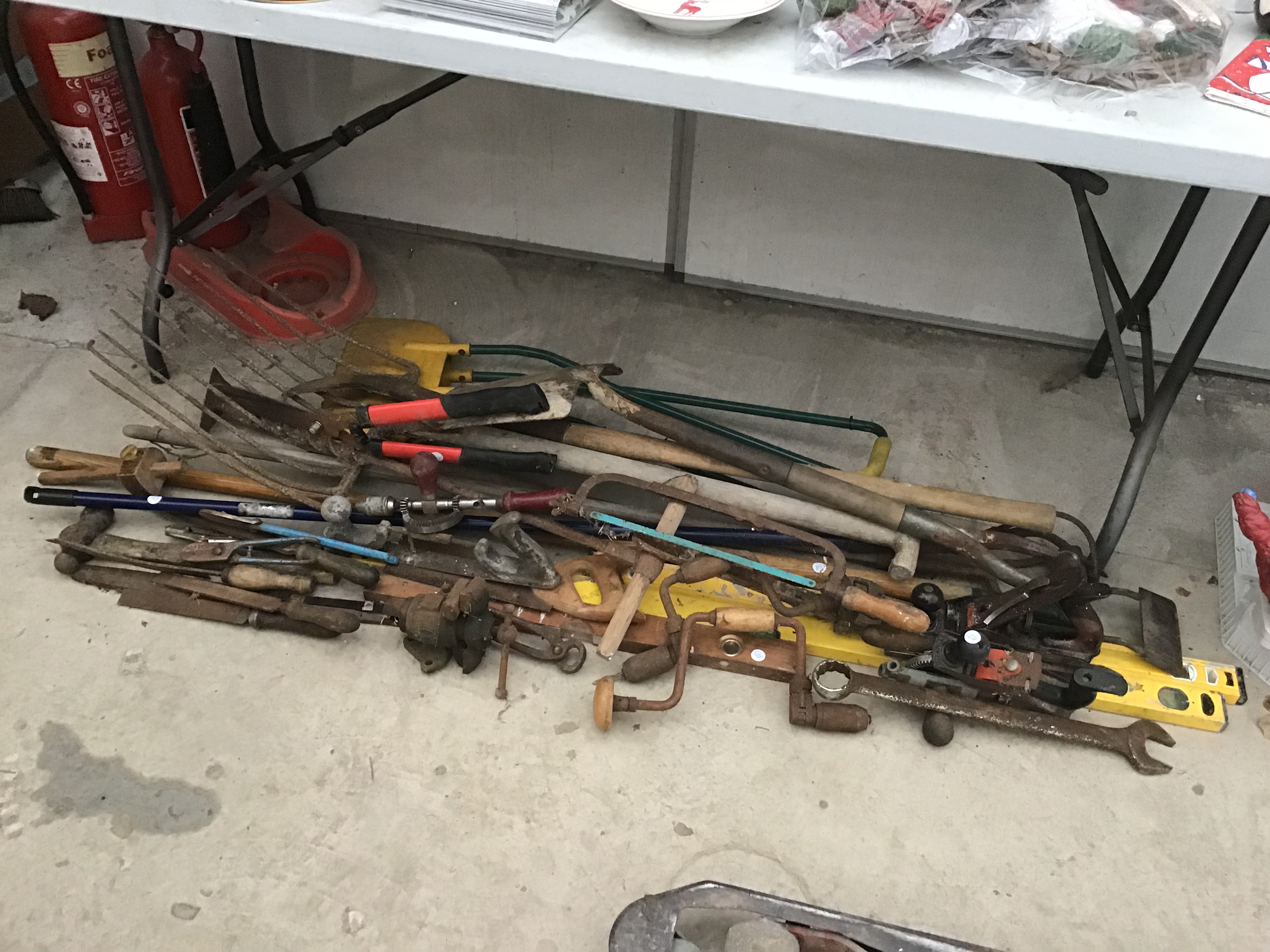 A LARGE COLLECTION OF GARDEN TOOLS, SPIRIT LEVELS, VICE, CHISELS, AND FURTHER VINTAGE TOOLS - Image 2 of 4