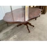 AN ITALIAN INLAID MAHOGANY DINING TABLE ON CENTRE PEDESTAL SUPPORT