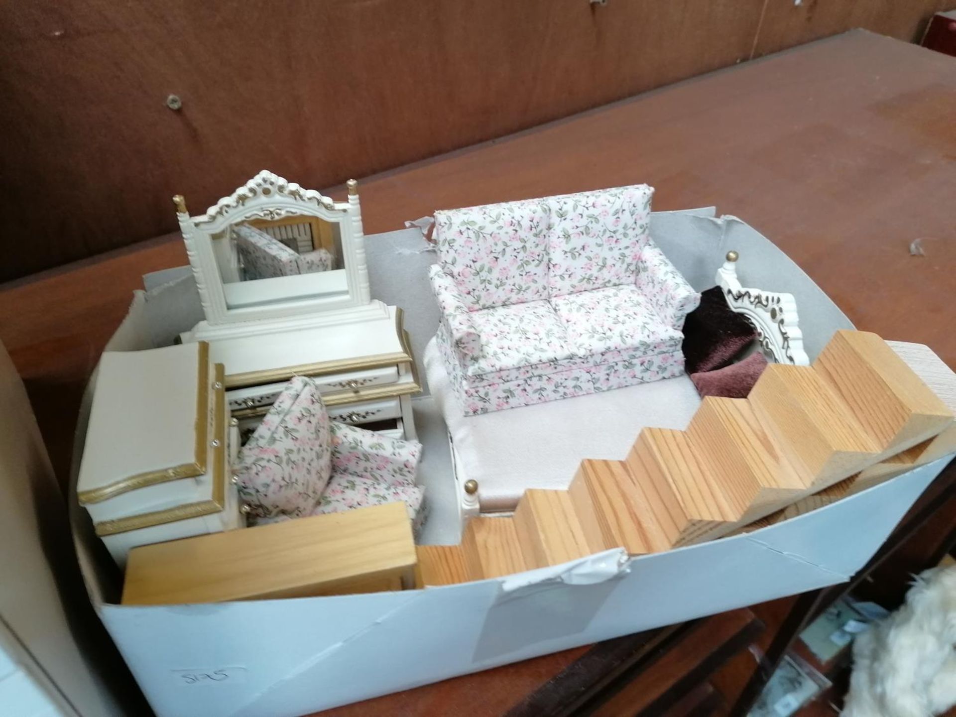 A WOODEN DOLLS HOUSE AND ASSORTED DOLLS HOUSE FURNITURE - Image 3 of 4