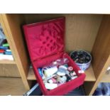 A SEWING BOX WITH CONTENTS TO INCLUDE COTTONS AND A TIN OF BUTTONS