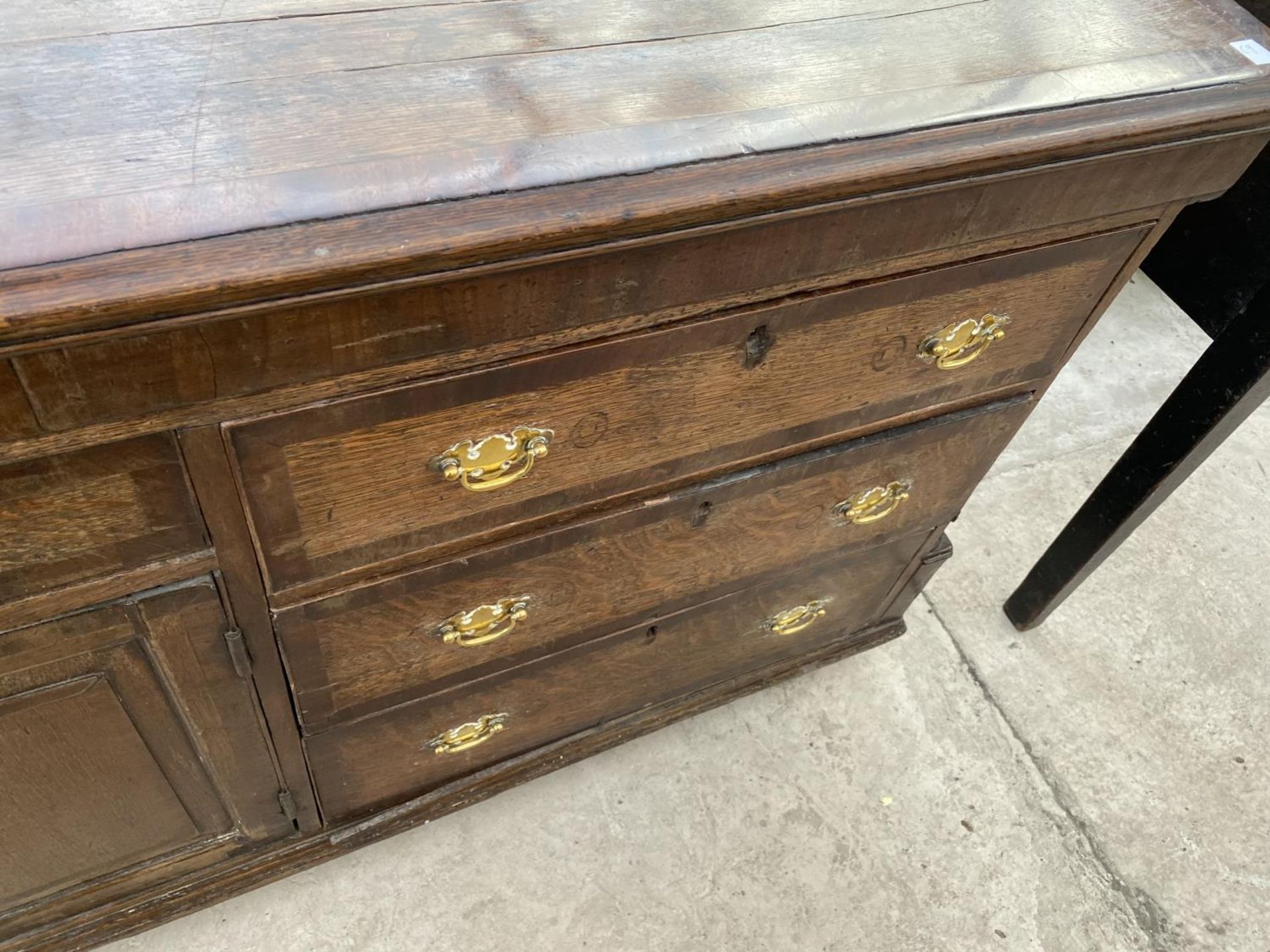 A 19TH CENTURY OAK DRESSER BASE WITH TWO DOORS, TWO SMALL AND SIX LONG DRAWERS (REQUIRES REPAIRS - Image 5 of 7