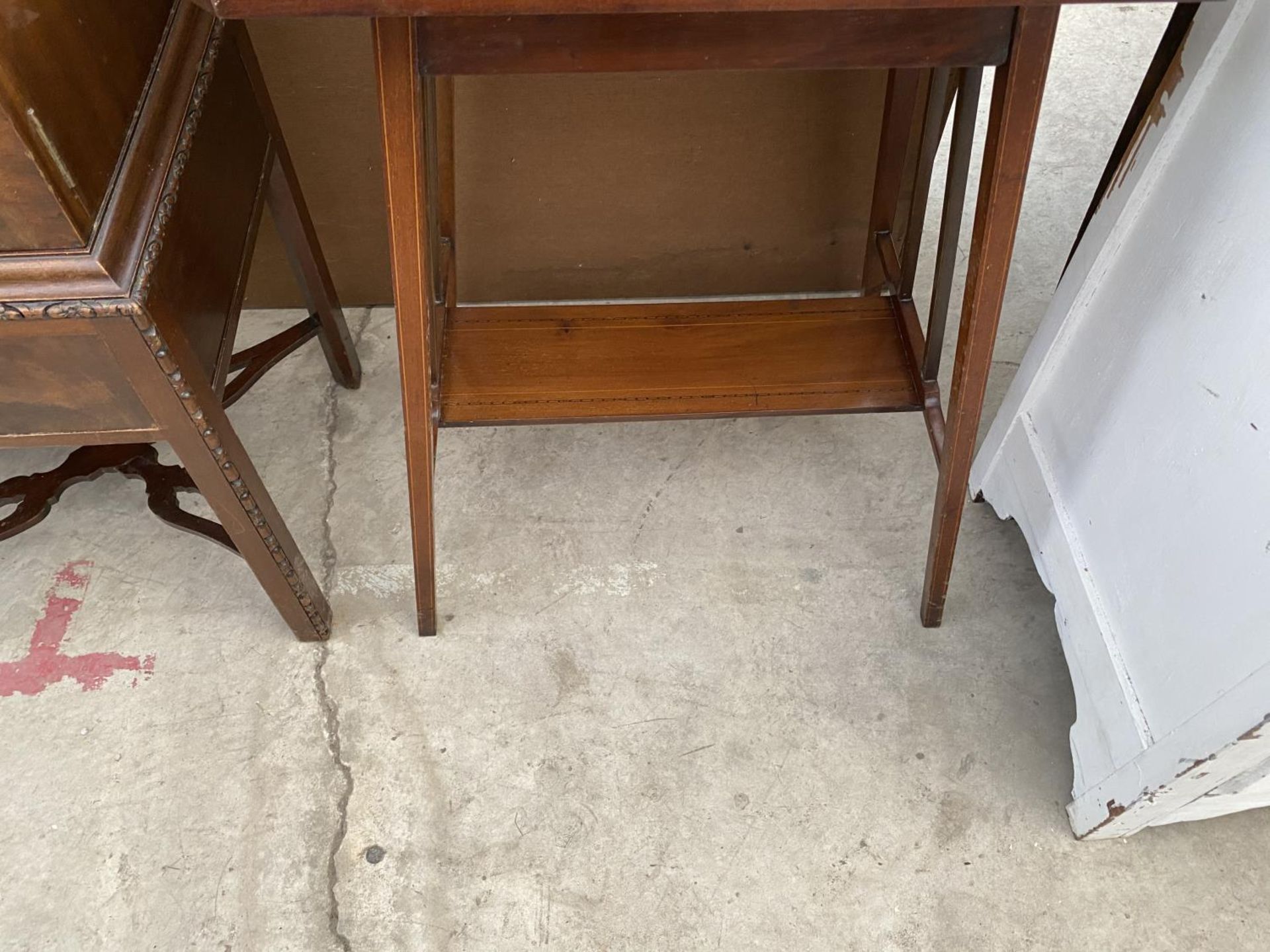 AN INLAID MAHOGANY SIDE TABLE WITH LOWER SHELF - Image 3 of 3