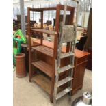 A WOODEN FIVE SHELF RACK AND A PAIR OF ALUMINIUM FOUR RUNG STEP LADDERS