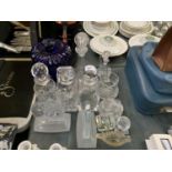 A COLLECTION OF ASSORTED CRYSTAL CUT GLASSWARE TO INCLUDE DECANTER, TROPHY , JUG ETC