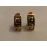 A PAIR OF 14 CARAT YELLOW GOLD GREEK KEY DESIGN EARRINGS, WEIGHT 4.4 GRAMS