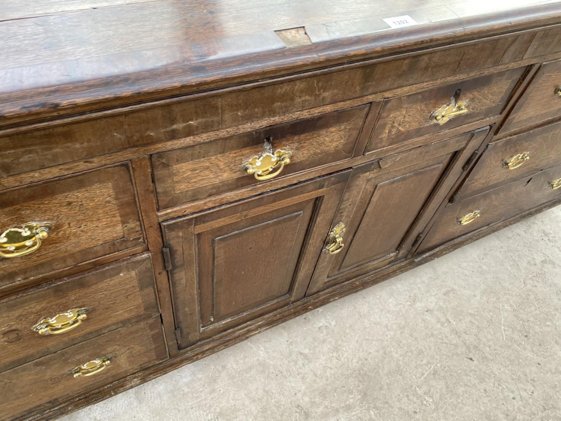 A 19TH CENTURY OAK DRESSER BASE WITH TWO DOORS, TWO SMALL AND SIX LONG DRAWERS (REQUIRES REPAIRS - Image 4 of 7