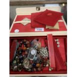 A BOX CONAINING VARIOUS COSTUME JEWELLERY ITEMS SUCH AS BROOCH, BRACELETS ETC
