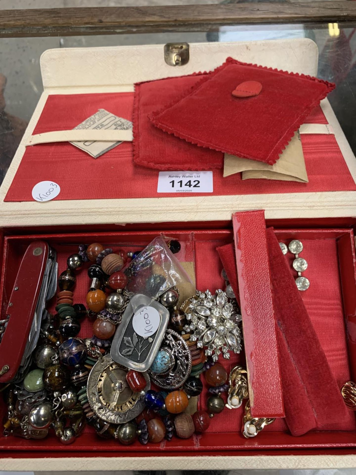 A BOX CONAINING VARIOUS COSTUME JEWELLERY ITEMS SUCH AS BROOCH, BRACELETS ETC