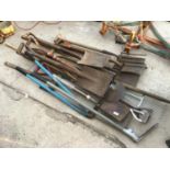 A LARGE COLLECTION OF TOOLS, SOME VINTAGE, TO INCLUDE SPADES, FORKS, HOES, SHEARS ETC