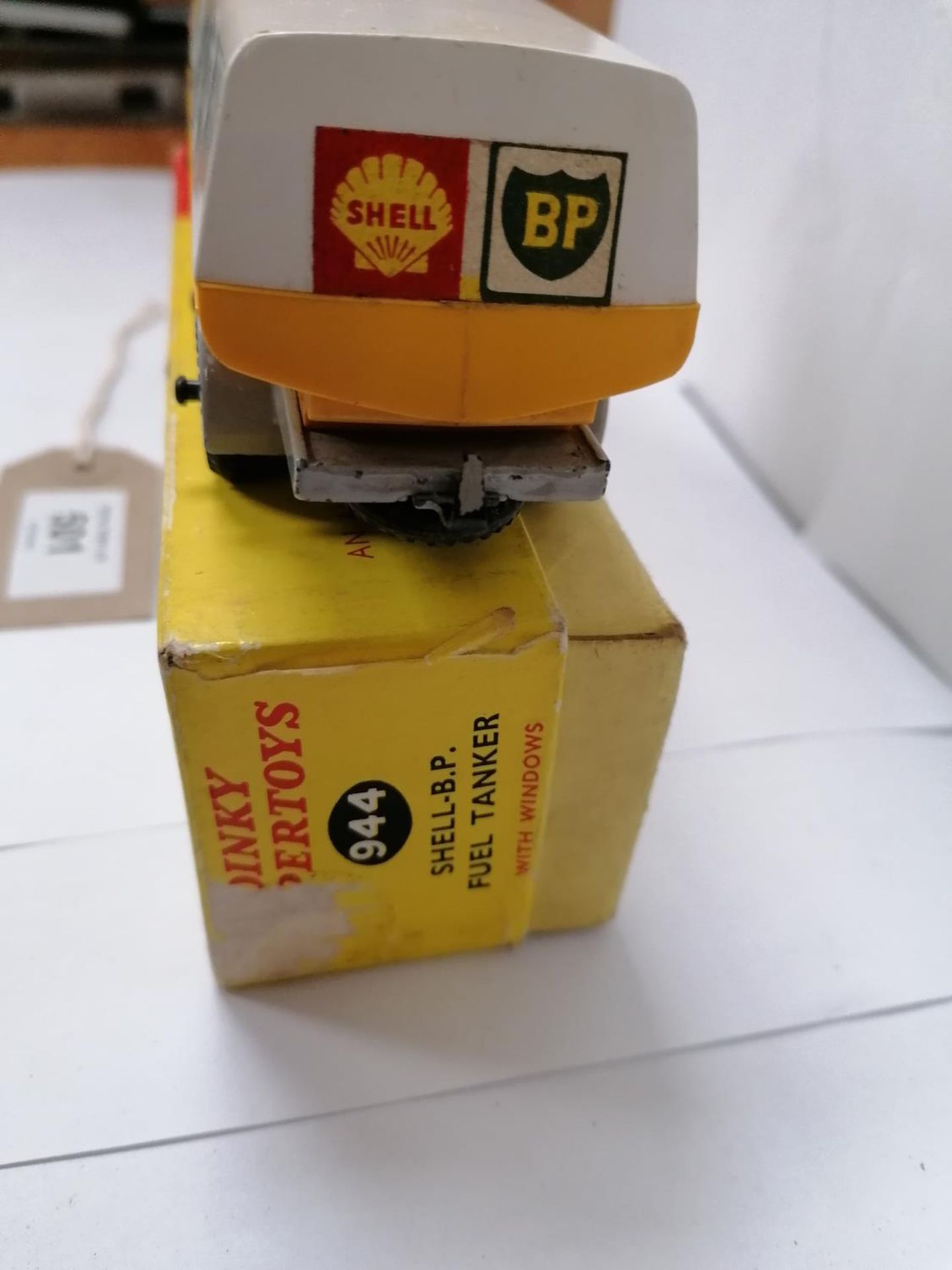 A DINKY SUPERTOYS SHELL BP TANKER IN ORIGINAL BOX - MODEL NUMBER 944 - Image 4 of 5