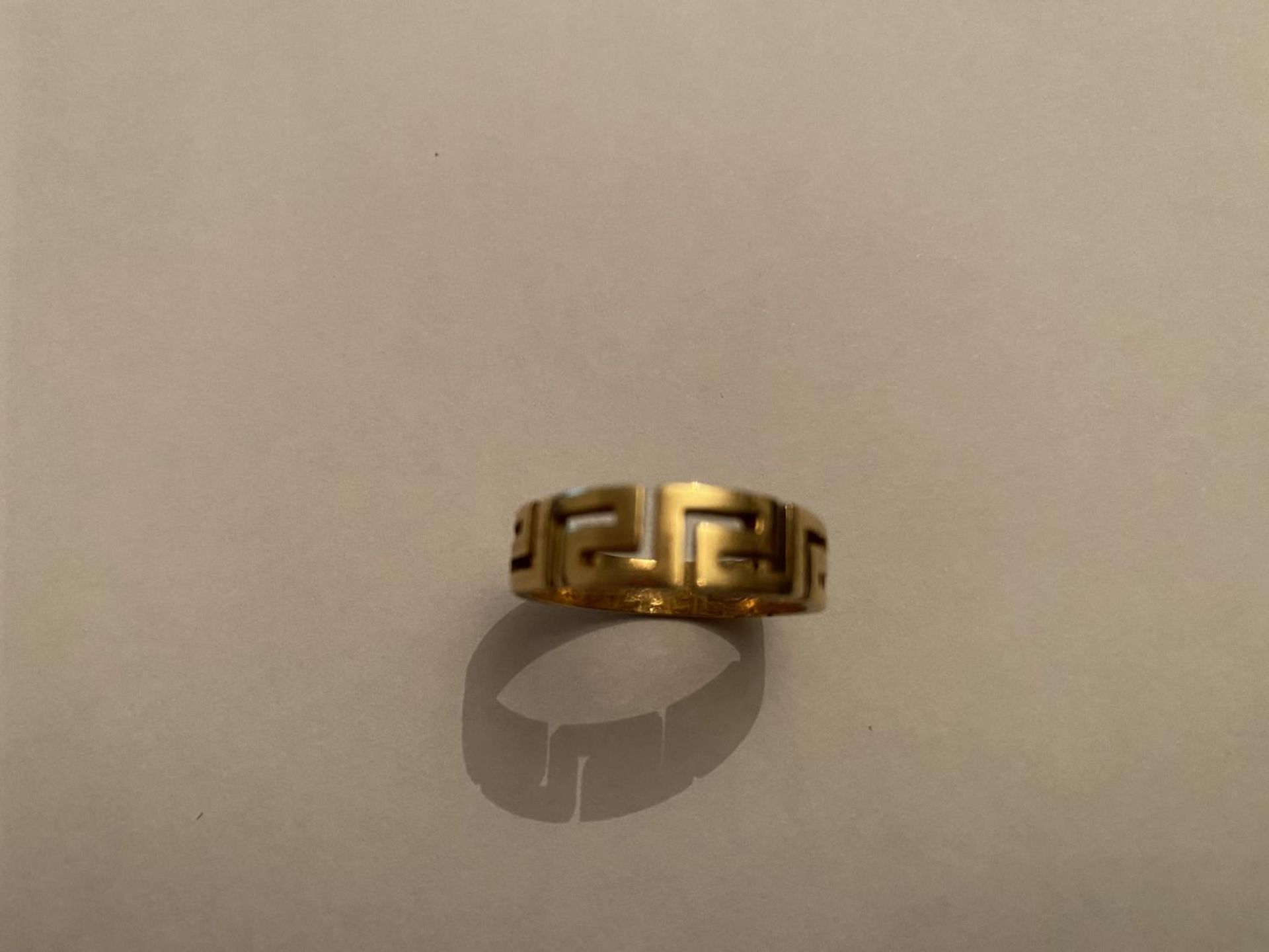 A 14 CARAT YELLOW GOLD GREEK KEY DESIGN BAND RING, WEIGHT 4.8 GRAMS