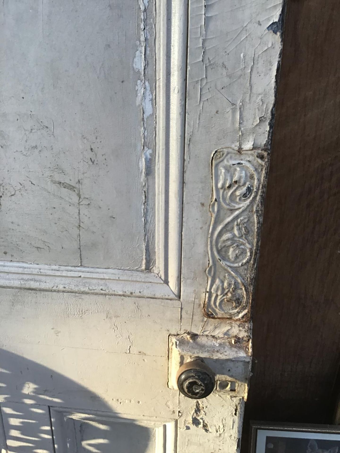 A VINTAGE WOODEN DOOR WITH ORIGINAL HANDLE AND AN ORNATE DOOR PLATE 76CM X 205CM - Image 2 of 2