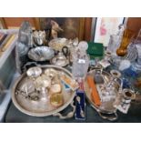 A MIXED LOT OF ITEMS TO INCLUDE SILVER PLATED CANDLEABRA, DRINKS / SERVING TRAYS ETC