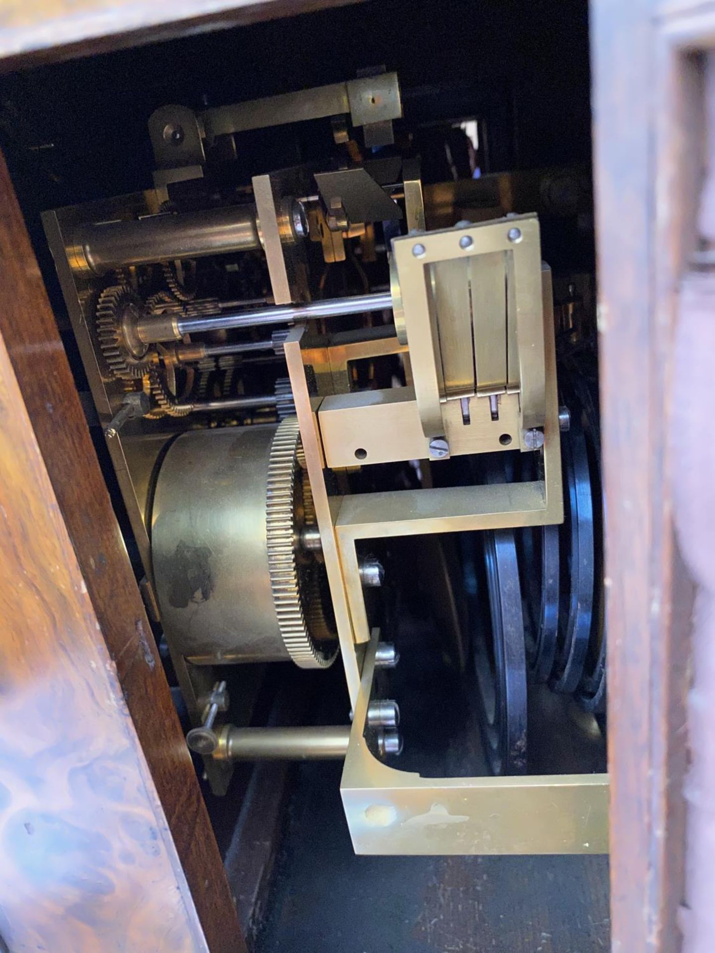 A CIRCA 1890 WALNUT BRACKET CLOCK BY LENZKIRCH, GERMANY, HAVING EIGHT DAY MOVEMENT WITH STRIKING AND - Image 7 of 16