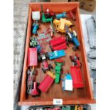 A TRAY OF ASSORTED DIE CAST FARMING MODELS, DINKY, CORGI AND BRITAINS ETC
