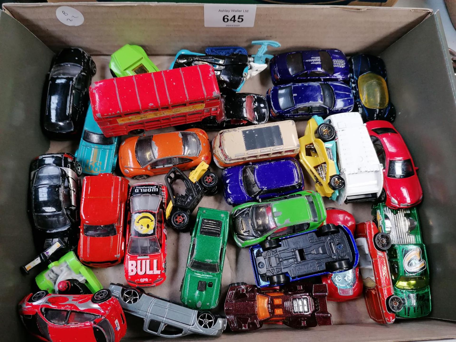 A BOX OF ASSORTED DIE CAST CAR MODELS