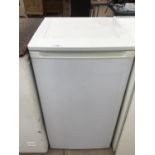 AN UNDER COUNTER FRIDGE IN CLEAN AND WORKING ORDER (ONE DOOR TRAY MISSING)