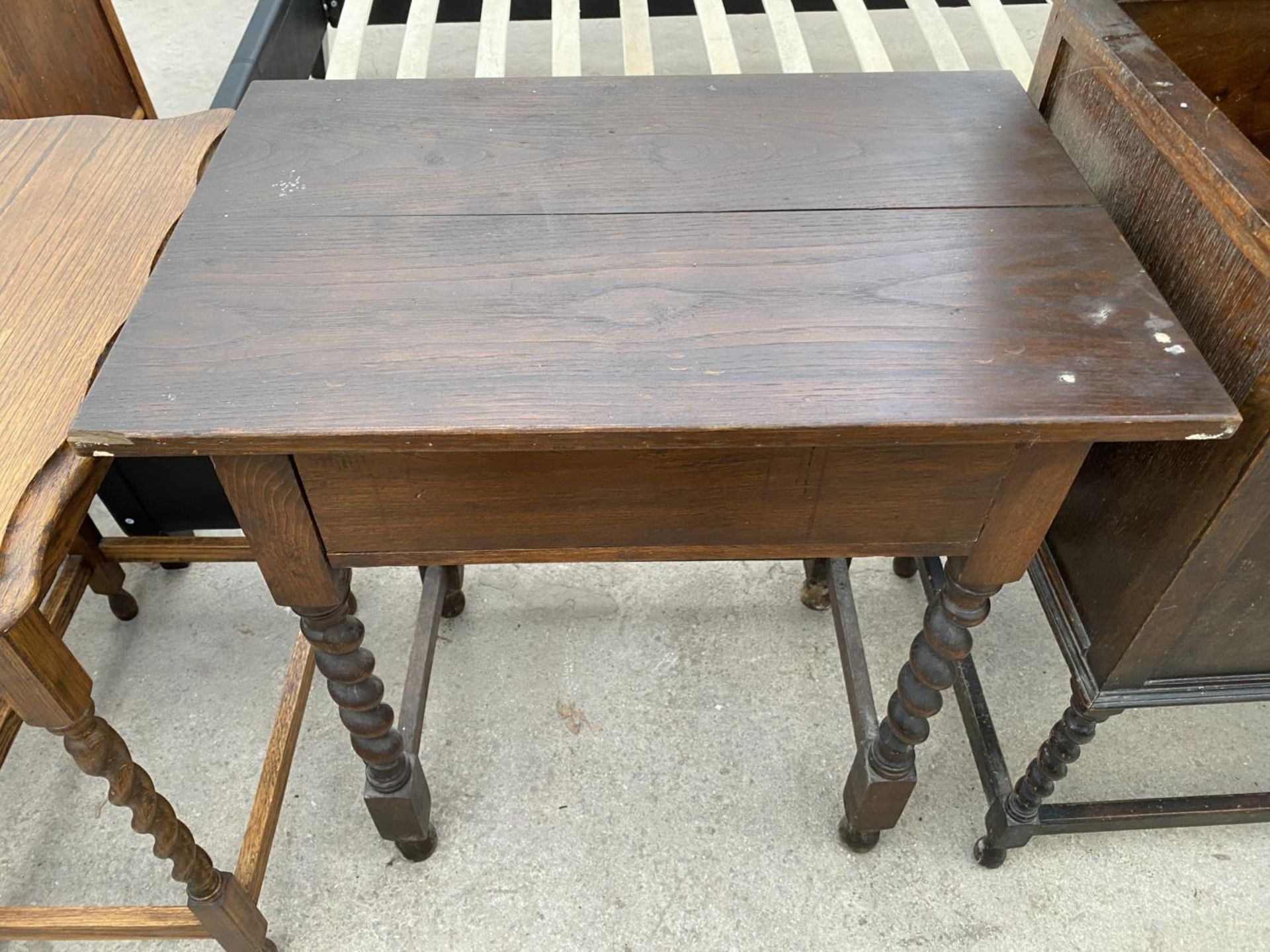 TWO OAK SIDE TABLES ON BARLEY TWIST SUPPORTS AND A VINTAGE OAK GRAMOPHONE CABINET - Image 5 of 10