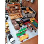 A MIXED LOT OF VINTAGE WOODEN CHILDREN'S TOYS, ALPHABET MODEL ETC