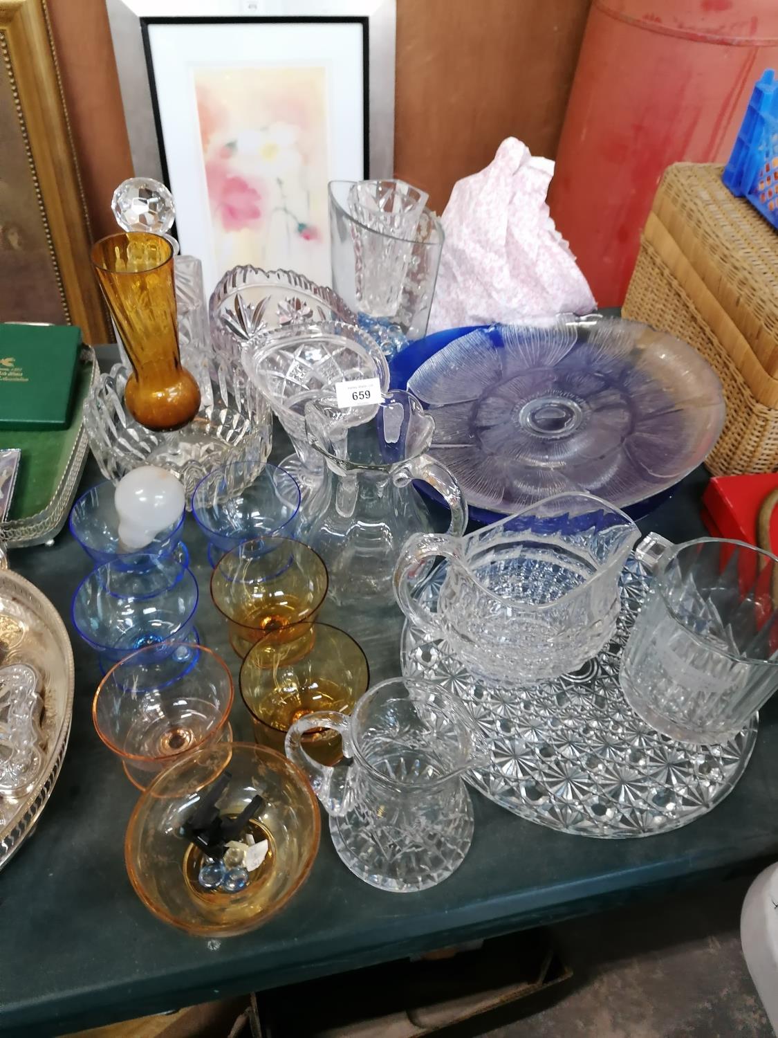 A MIXED GROUP OF GLASSWARE TO INCLUDE COLOURED GLASS DRINKING GLASSES ETC