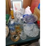 A MIXED GROUP OF GLASSWARE TO INCLUDE COLOURED GLASS DRINKING GLASSES ETC