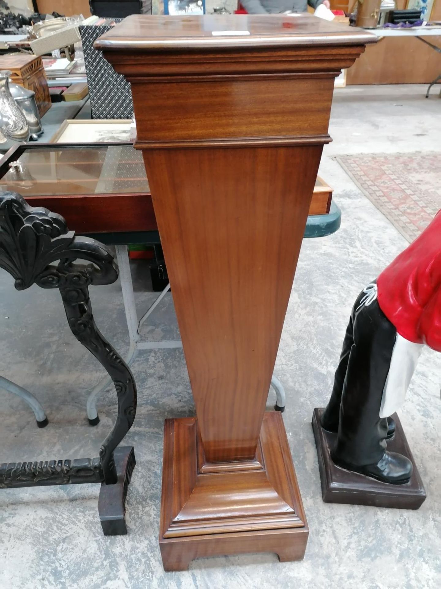 A MAHOGANY TALL HALL PLANT STAND ON STEPPED BASE