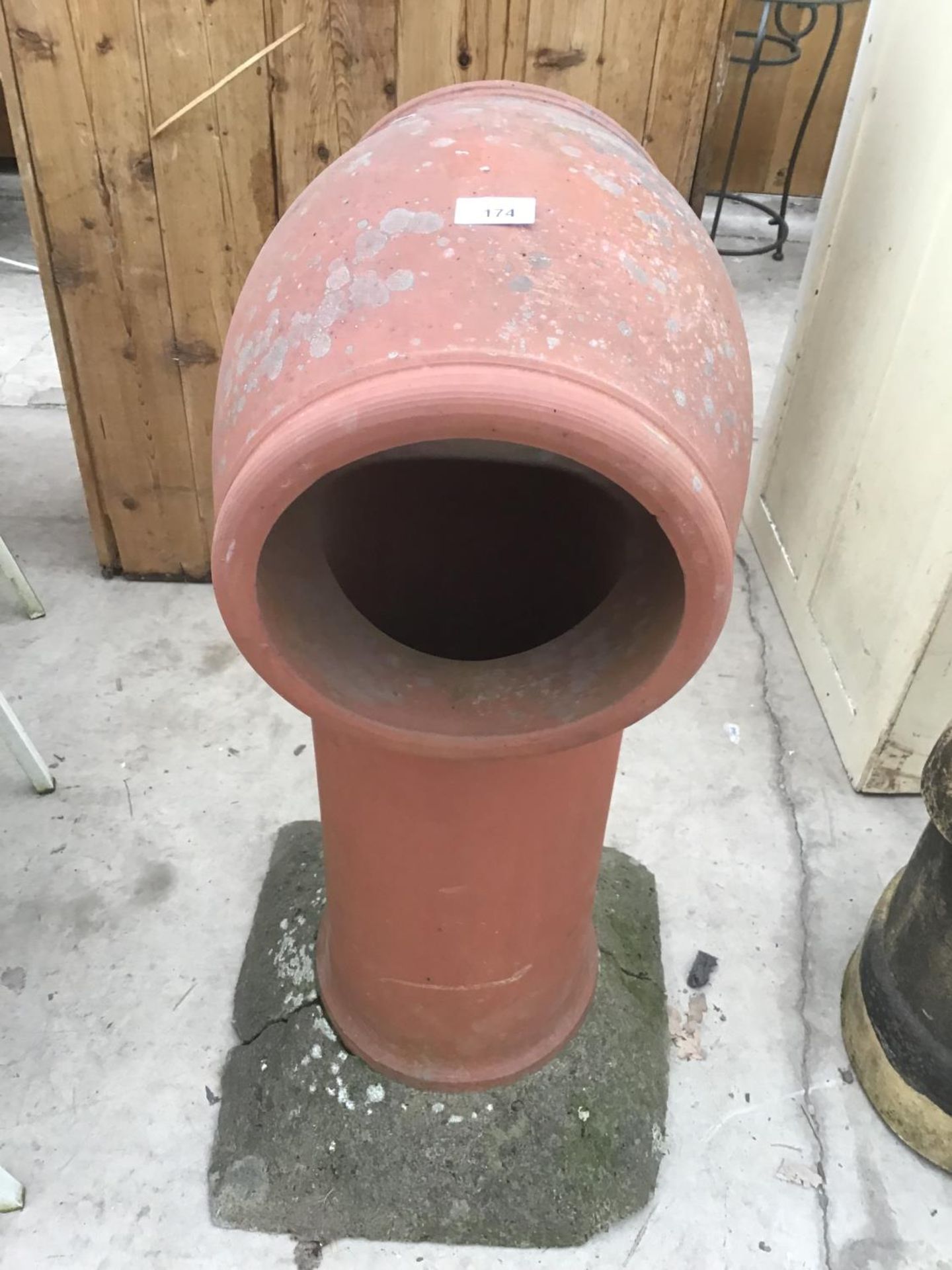 A LARGE RED COLOURED CHIMNEY POT - Image 2 of 3