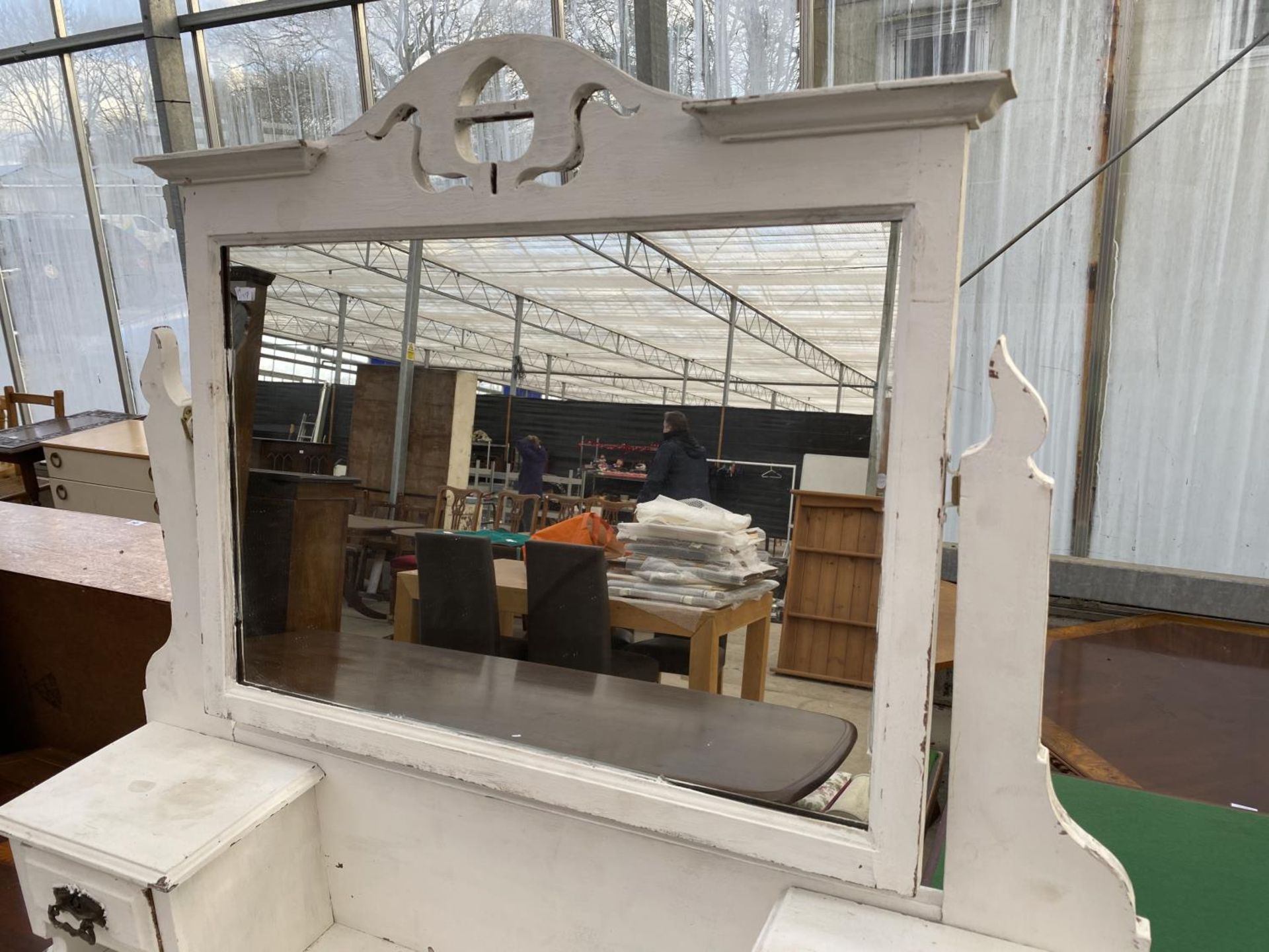 A WHITE PAINTED DRESSING TABLE WITH TWO LONG AND TWO SHORT DRAWERS, TWO SMALL UPPER DRAWERS AND - Image 2 of 4