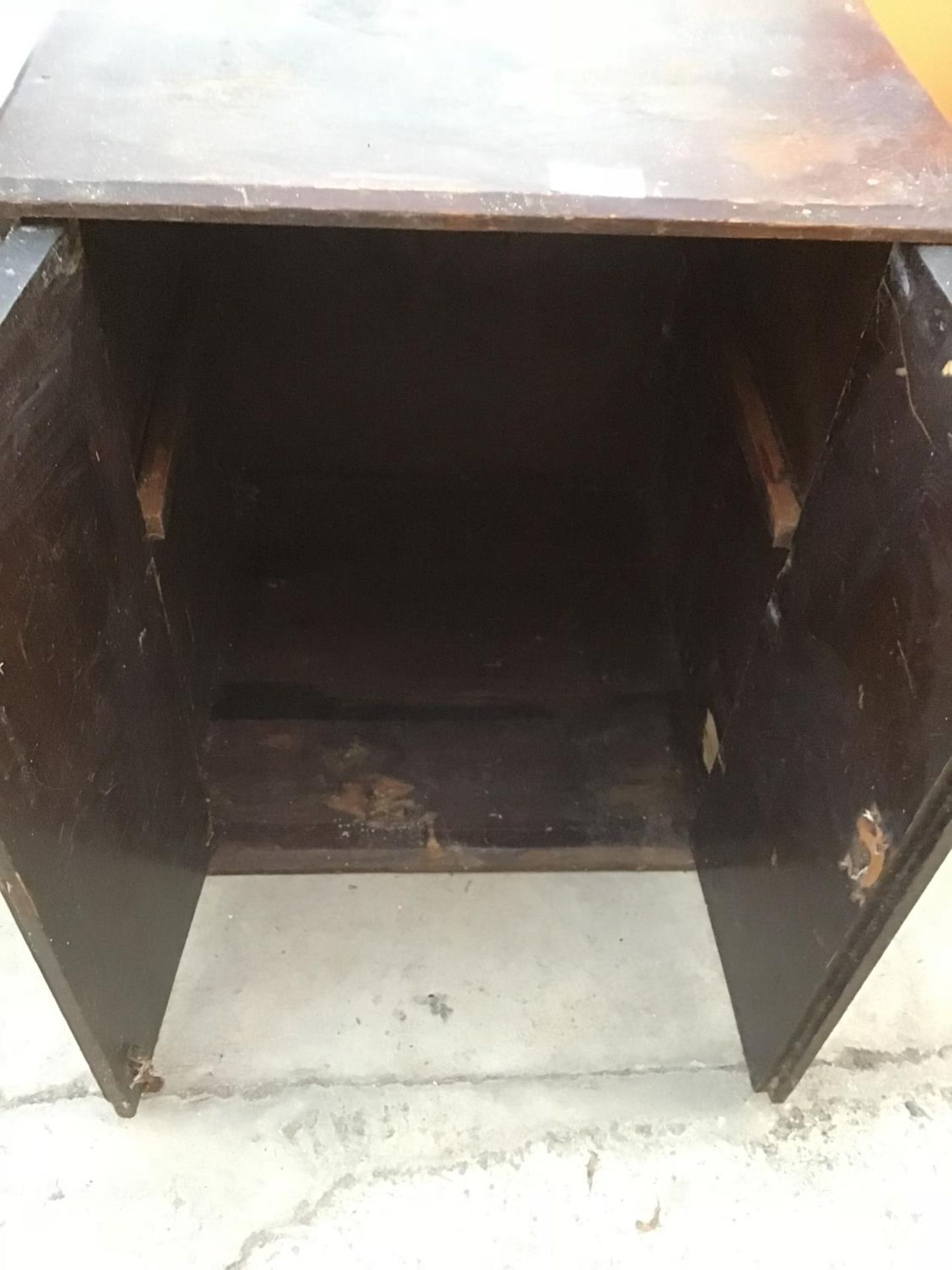 A SMALL WOODEN TWO DOOR CABINET - Image 2 of 2