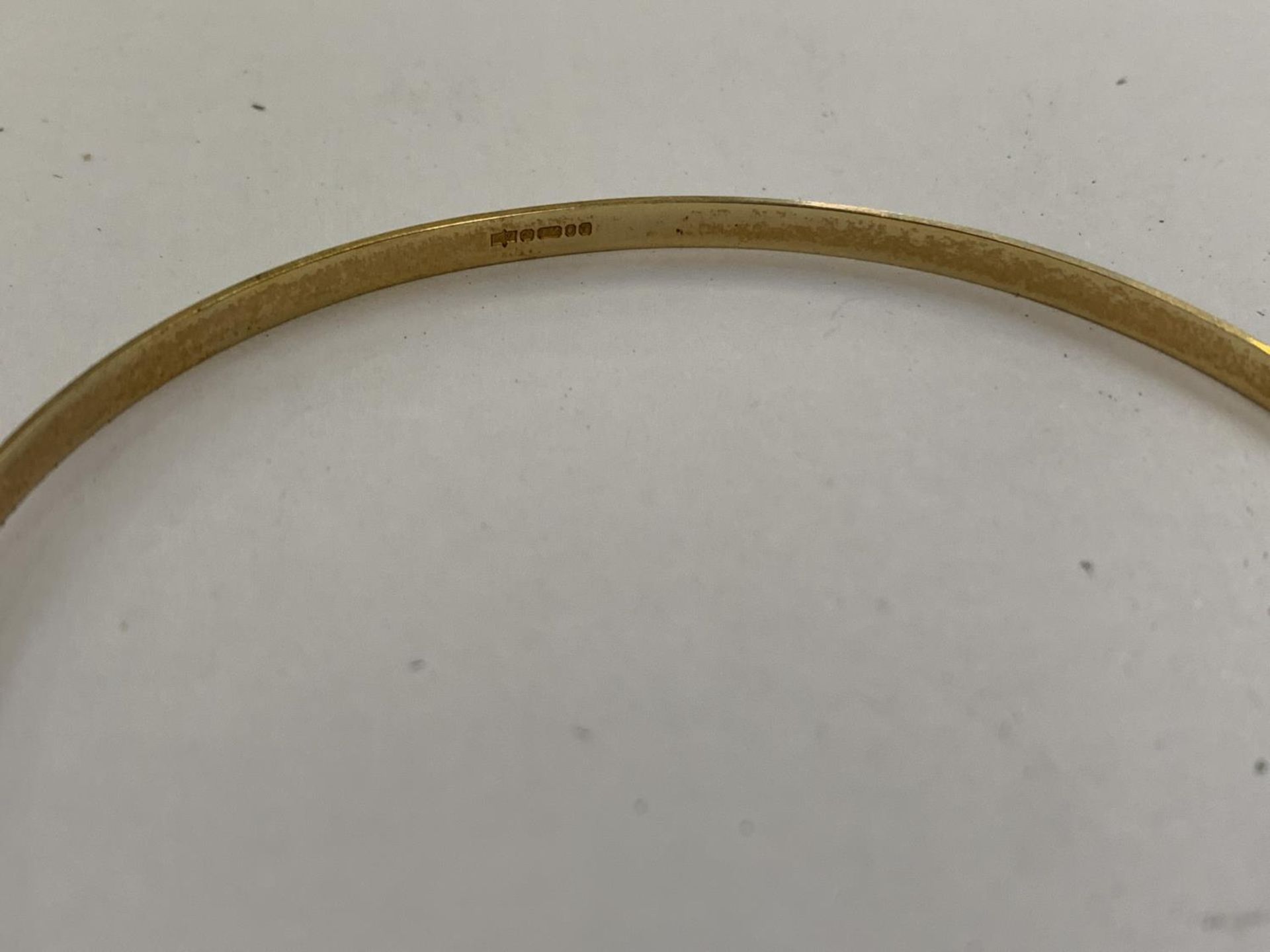 A LADIES 9CT YELLOW GOLD BANGLE, WEIGHT 3.6 GRAMS - Image 3 of 3
