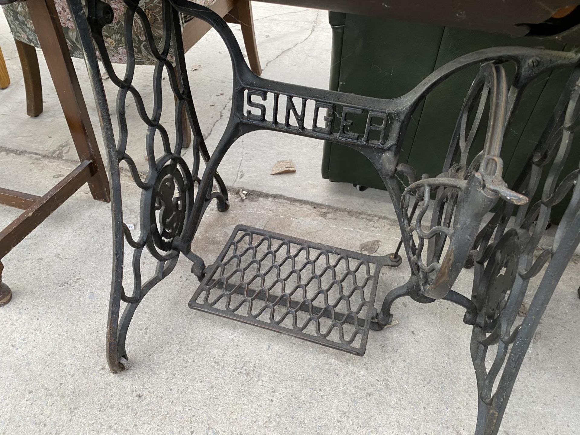 A SINGER ELECTRIC SEWING MACHINE ON A TREADLE BASE - Image 4 of 4